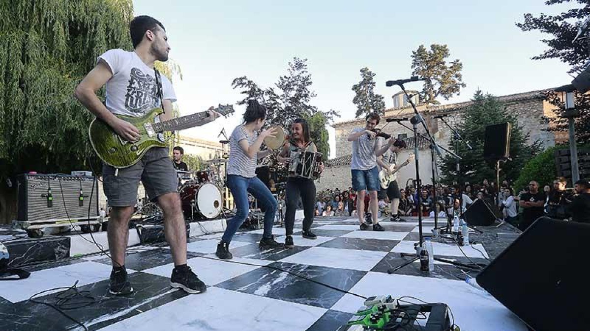 El grupo vasco Huntza ocupó el tablero de ajedrez y puso a bailar al público en otra tarde de ‘ambientazo’ en el Hospital del Rey.-Raúl Ochoa