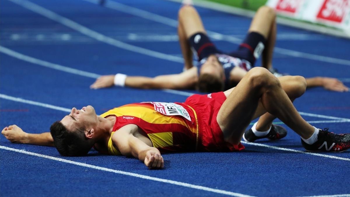 Adel Mechaal descansa, agotado, del esfuerzo del 10.000. /-EFE / SRDJAN SUKI