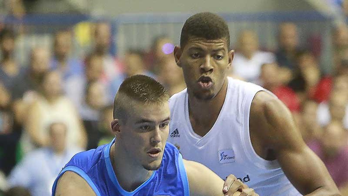 Radoncic supera a Tavares en un lance del partido de ayer.-RAÚL OCHOA