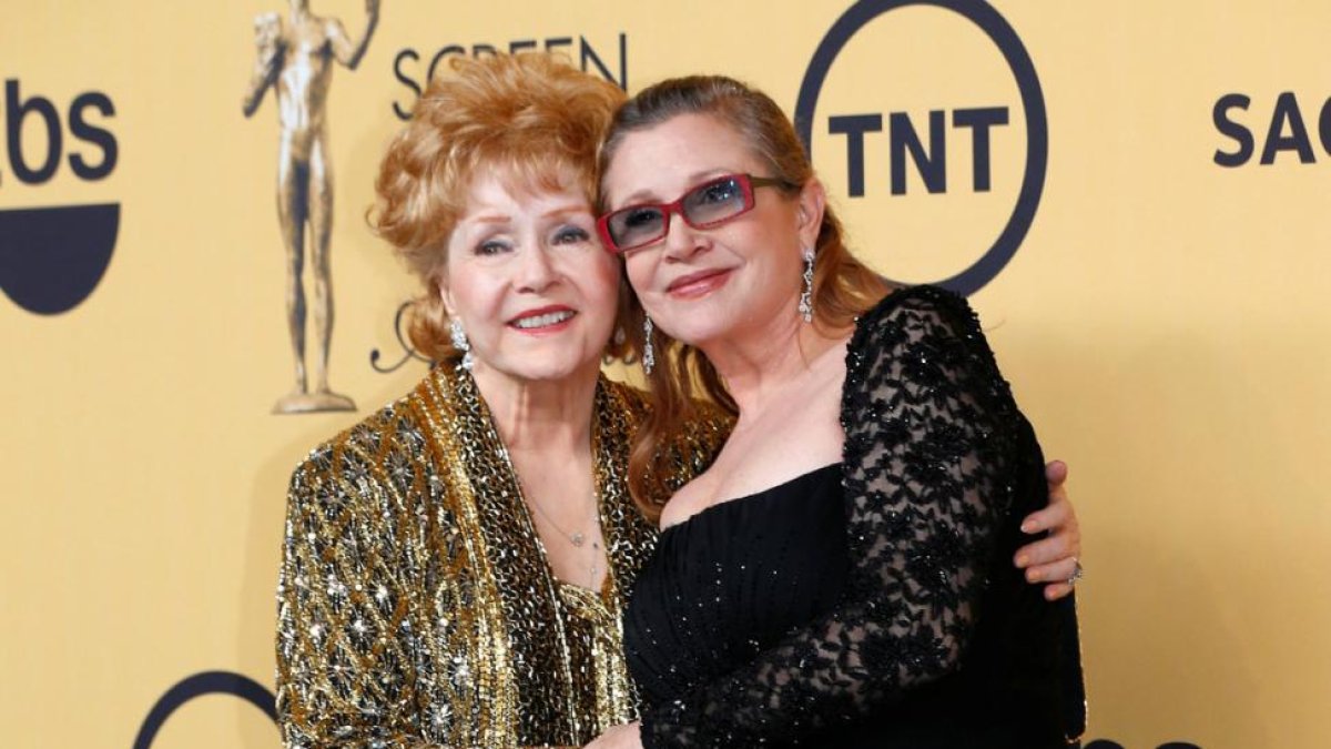 Debbie Reynolds y Carrie Fisher, durante una gala en Los Ángeles, en enero del 2015.-REUTERS / MIKE BLAKE