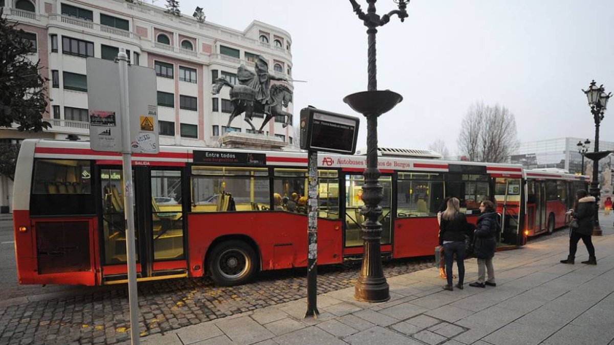 Dos autobuses esperan su salida en la parada del Cid.-ISRAEL L. MURILLO