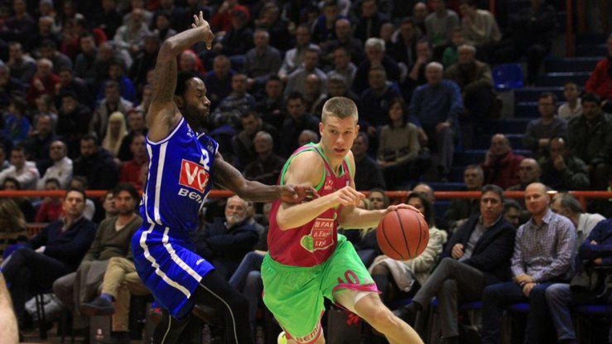 Ognjen Jaramaz en plena acción con la camiseta del KK Mega Bemax, en el que coincidió con Cancar-Mega Leks
