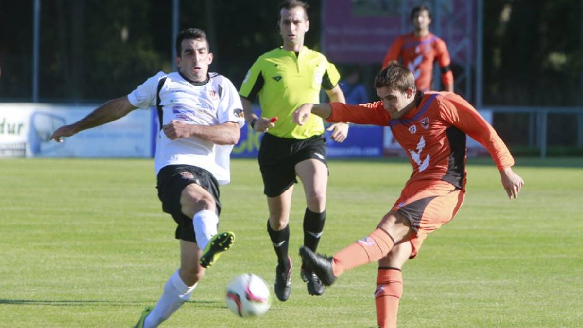 El Burgos Promesas Caja Rural sacó un empate de El Mancho.-RAÚL OCHOA