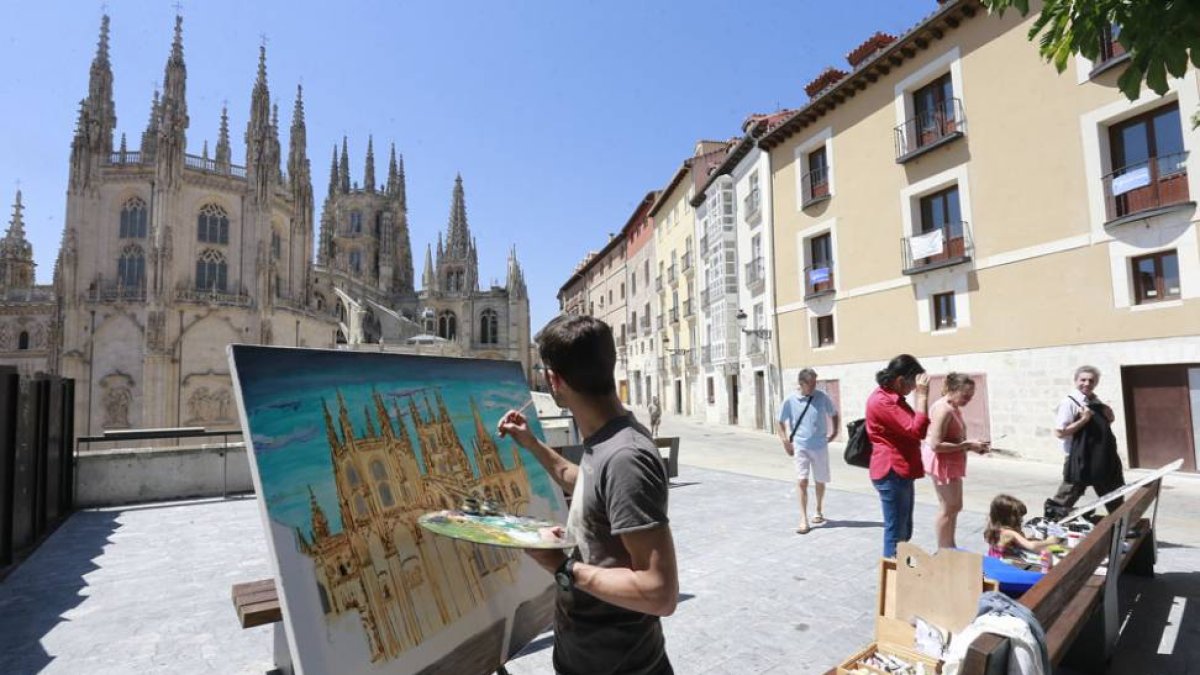 Este artista escogió la calle Fernán González para plasmar su visión de la Seo burgalesa.-RAÚL G. OCHOA