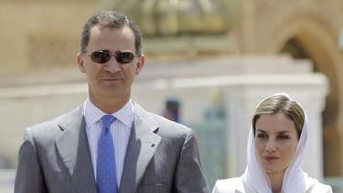 Felipe VI y Letizia, a su llegada al Mausoleo de Mohamed VI en Rabat, este martes.-ZIPI (EFE)