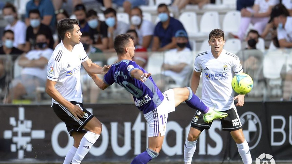 Lance del derbi disputado en El Plantío el pasado mes de septiembre. LALIGA