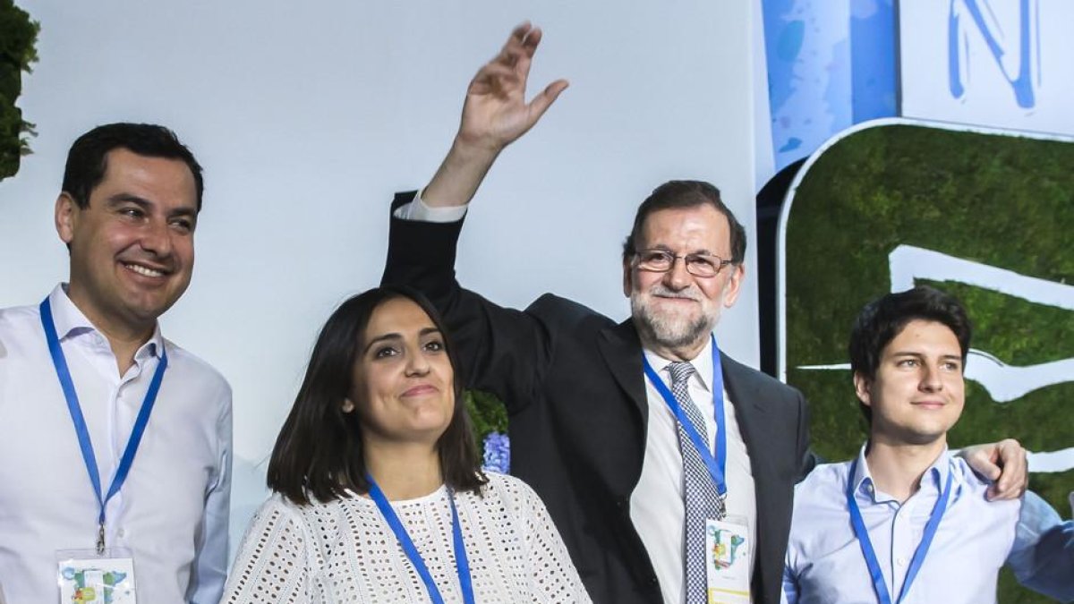 De izquierda a derecha, el líder del PP andaluz, Juanma Moreno; la hasta ahora líder de Nuevas Generaciones, Beatriz Jurado; Mariano Rajoy y Diego Gago, que estará ahora al frente de la organización.-EFE / RAÚL CARO