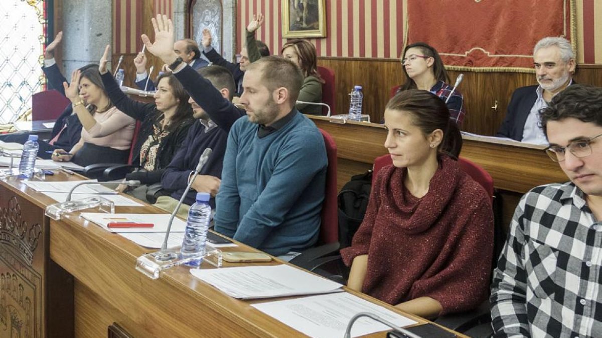 Los siete concejales socialistas en el momento de la votación sobre el convenio del consorcio. Levantan la mano en el turno de abstención.-SANTI OTERO