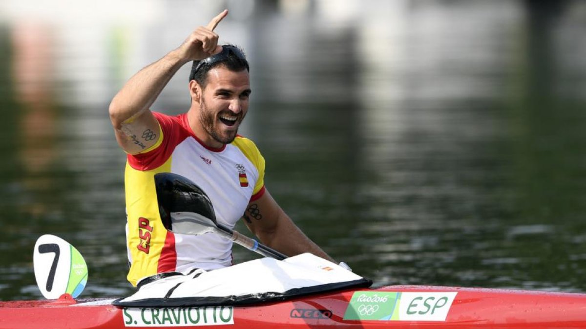 Saúl Craviotto celebra su medalla de bronce en K1 200m.-AFP / DAMIEN MEYER