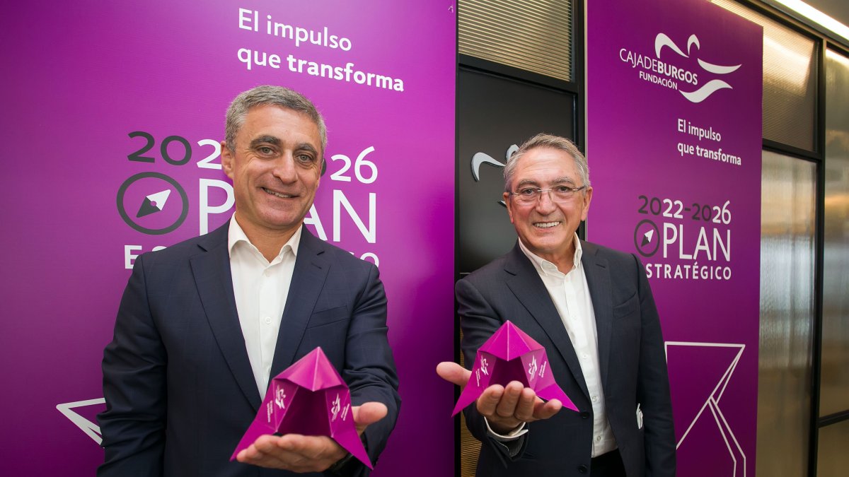 Rafael Barbero y Ginés Clemente durante la presentación del plan estratégico de Fundación Caja de Burgos. TOMÁS ALONSO