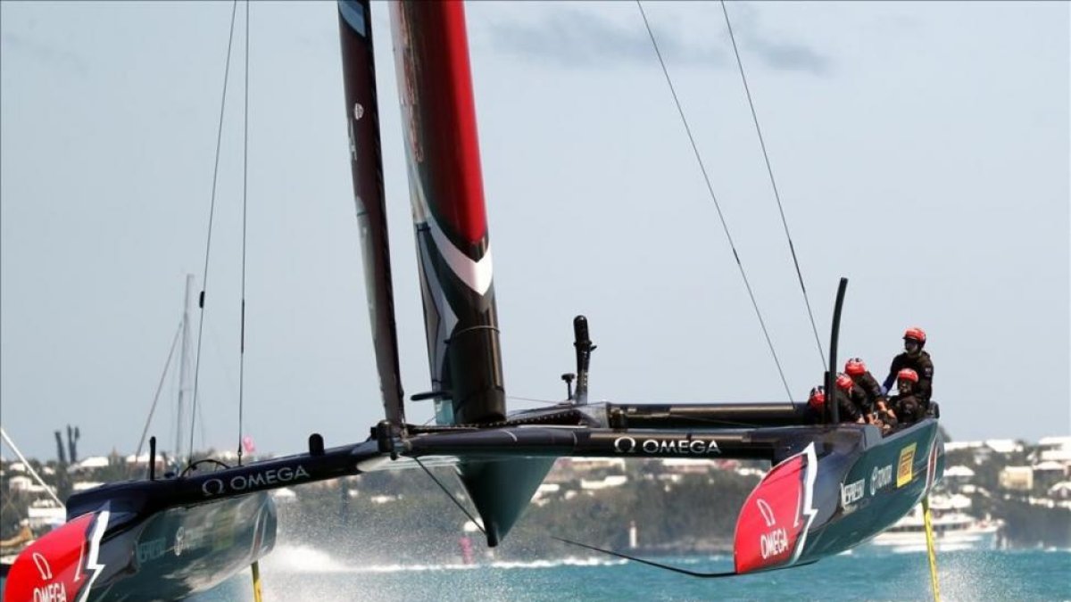 El barco finalista en la Copa del América de vela.-JOHN G MABANGLO