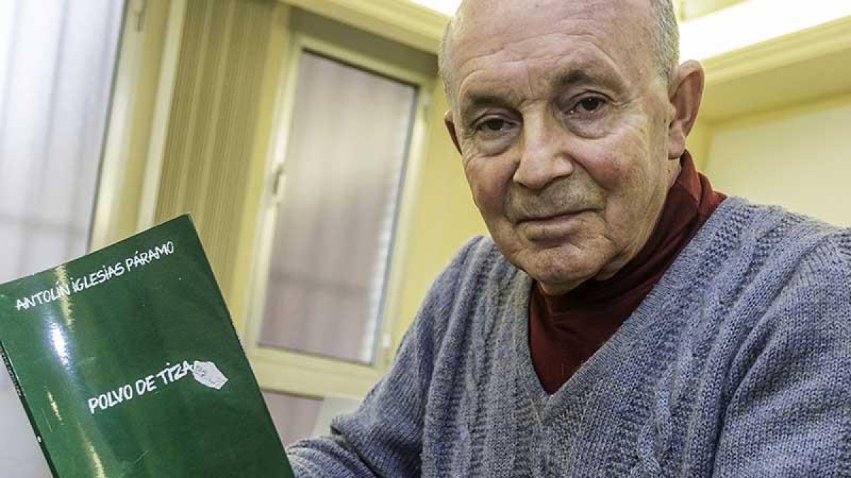 Antolín Iglesias Páramo sujeta un ejemplar de su nuevo libro, en el que se sale de su temática habitual. SANTI OTERO