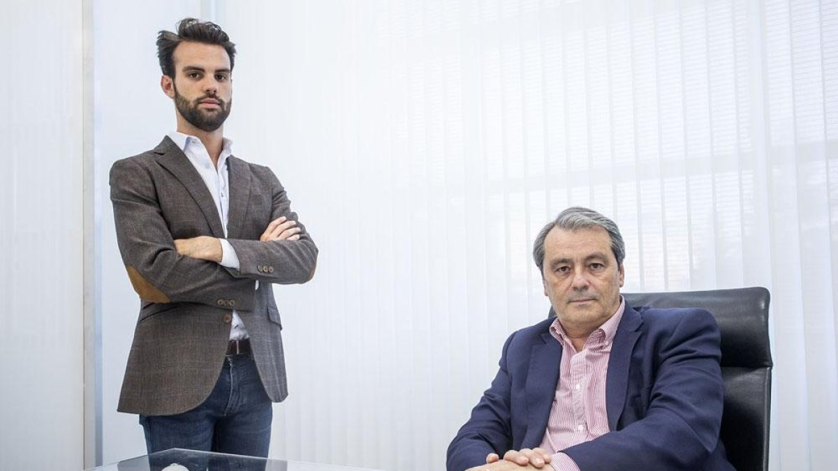 Diego Herrero y Agustín Herrero, en el despacho de Canal A4.-SANTI OTERO
