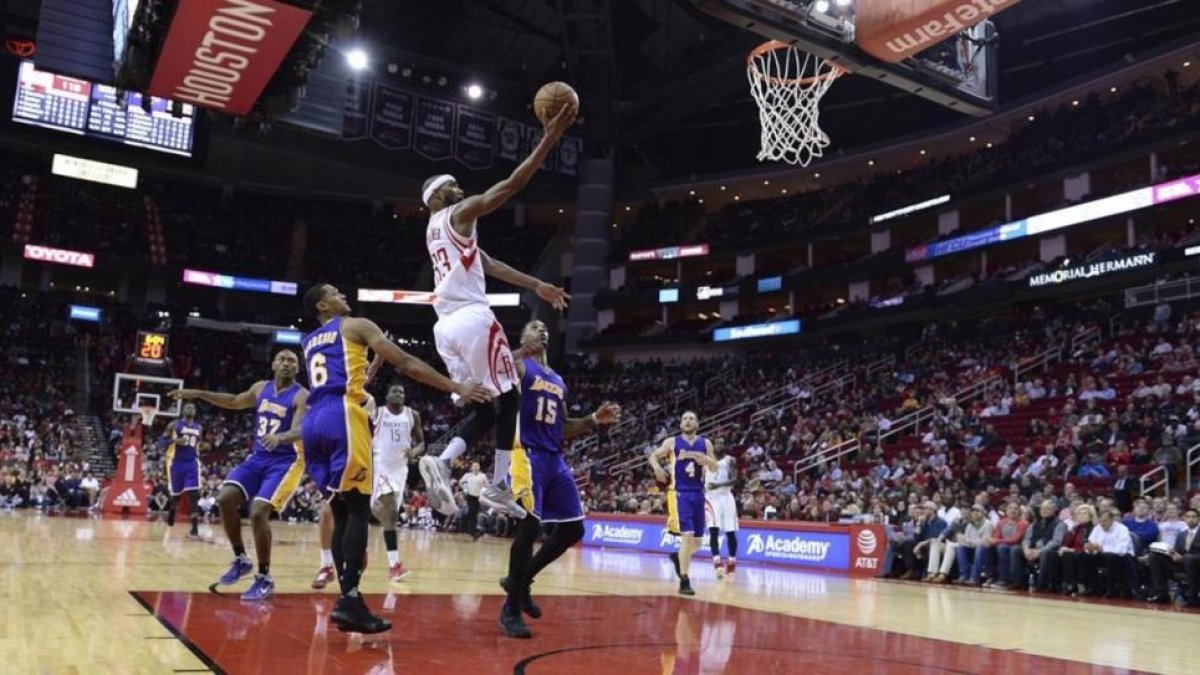 Corey Brewer se dispone a encestar ante los Lakers.-AP / GEORGE BRIDGES