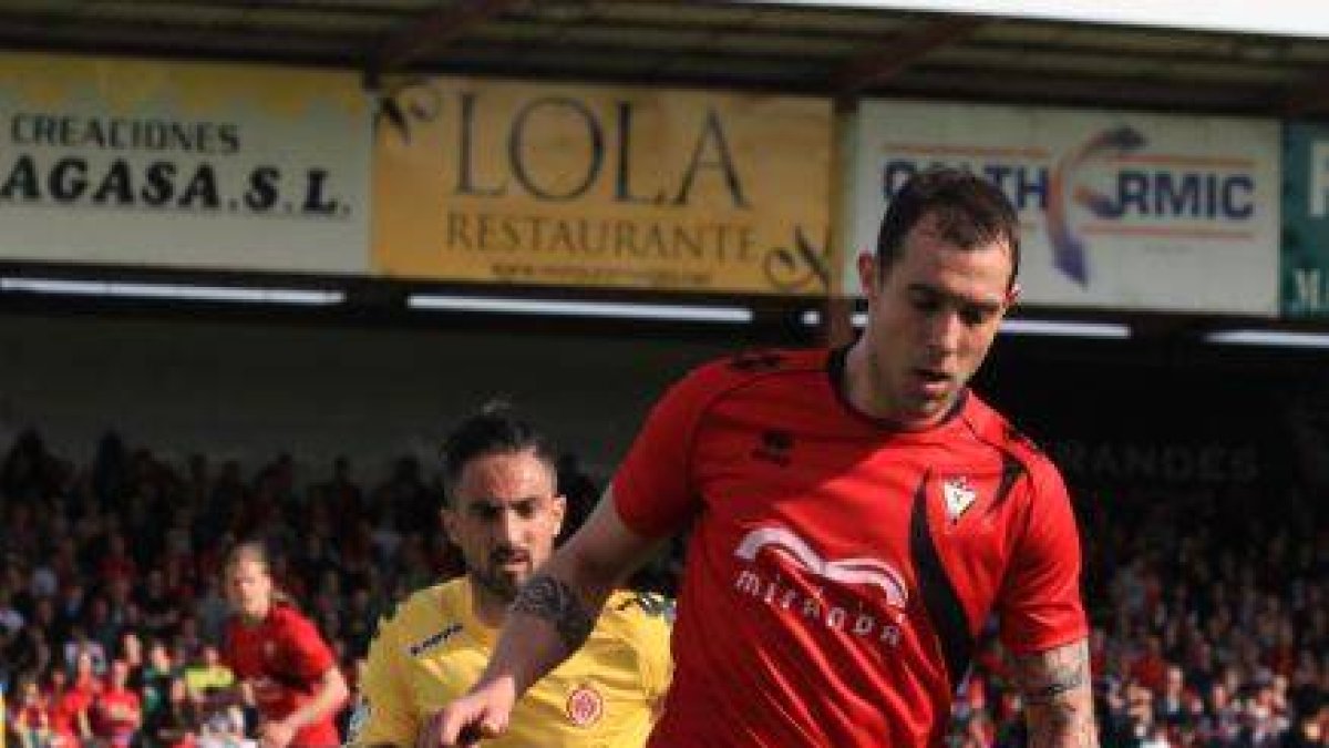 Urko Vera controla el esférico en el choque ante el Girona.-ALFONSO G. MARDONES