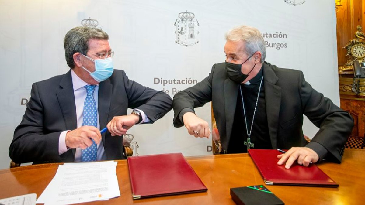 El presidente de la Diputación, César Rico, y el arzobispo de Burgos, Mario Iceta, durante la firma del Convenio de las Goteras. SANTI OTERO