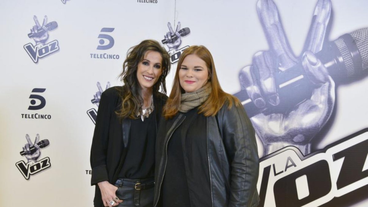 La ganadora de 'La voz', Irene Caruncho, junto a su 'coach', la cantante Malú.-MEDIASET