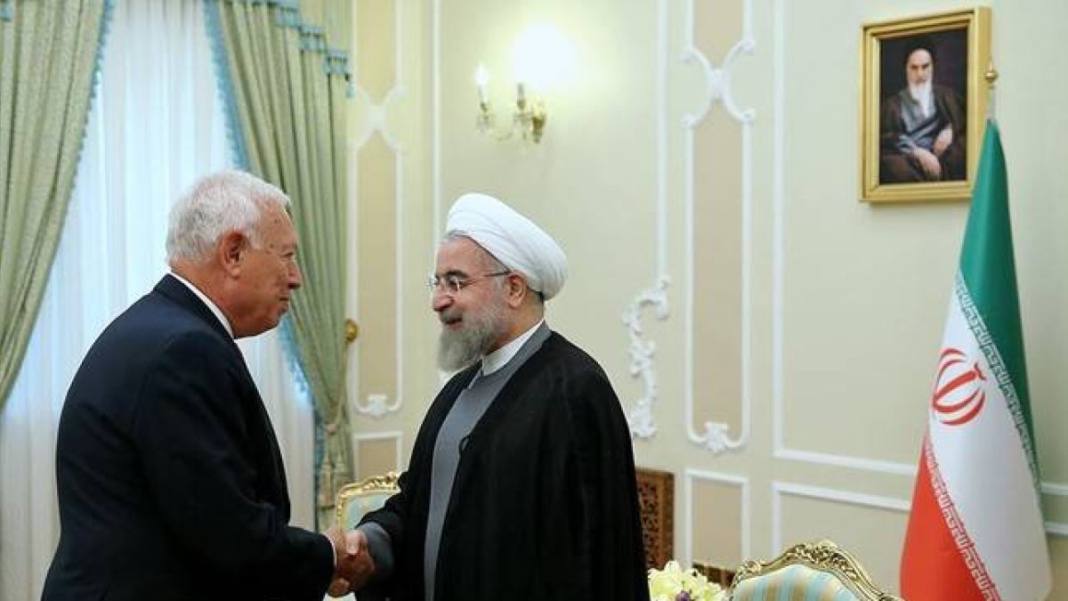 García-Margallo saluda al presidente iraní, Hassan Rohaní, ayer, en Teherán.-Foto: AFP