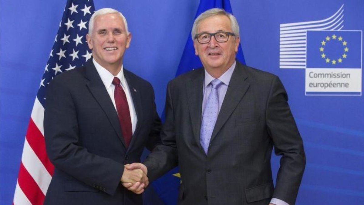 Juncker (derecha) y Mike Pence, vicepresidente de EEUU, en Bruselas, el 20 de febrero.-EFE / STEPHANIE LECOCQ