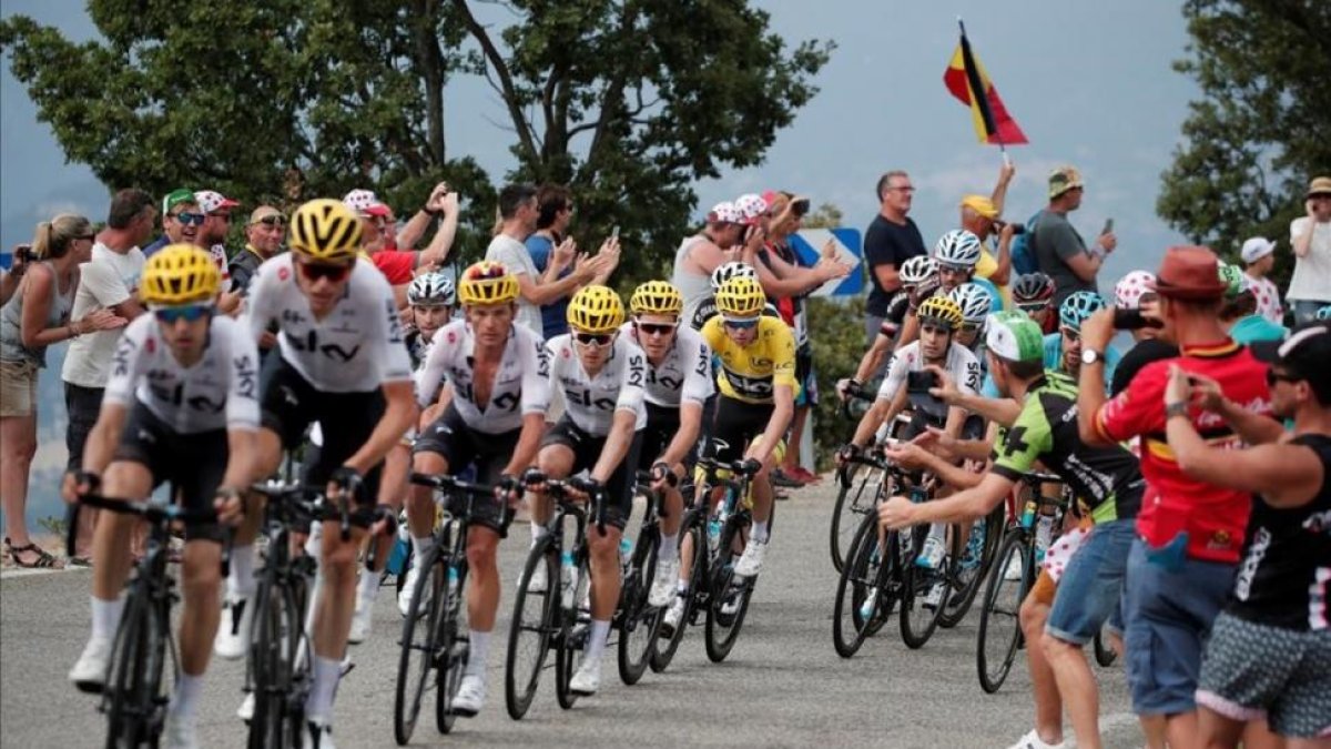 El conjunto Sky protege a Chris Froome, con Mikel Landa, camino de Salon de Provence-REUTERS / BENOIT TESSIER