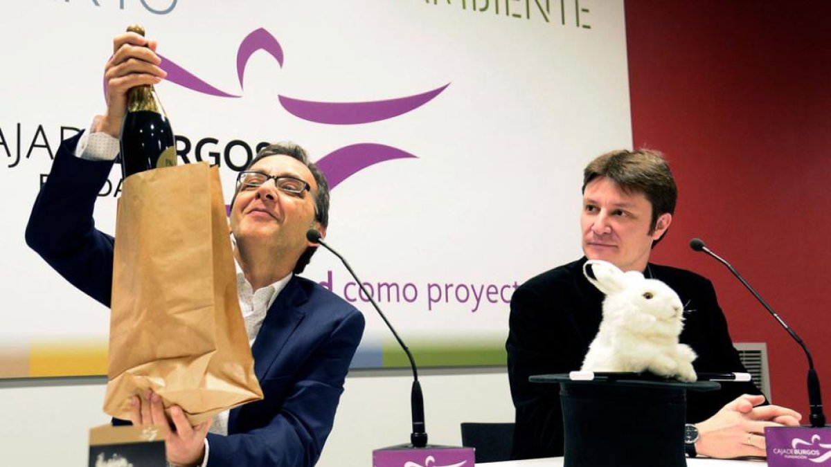 Juan Mayoral, director artístico de la Gala de Magia, y José Miguel González, responsable de programación de Cultural Cordón.-ECB