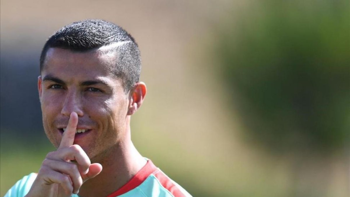 Cristiano Ronaldo pide silencio durante el entrenamiento de este miércoles con Portugal.-AFP / PATRICIA DE MELO MOREIRA