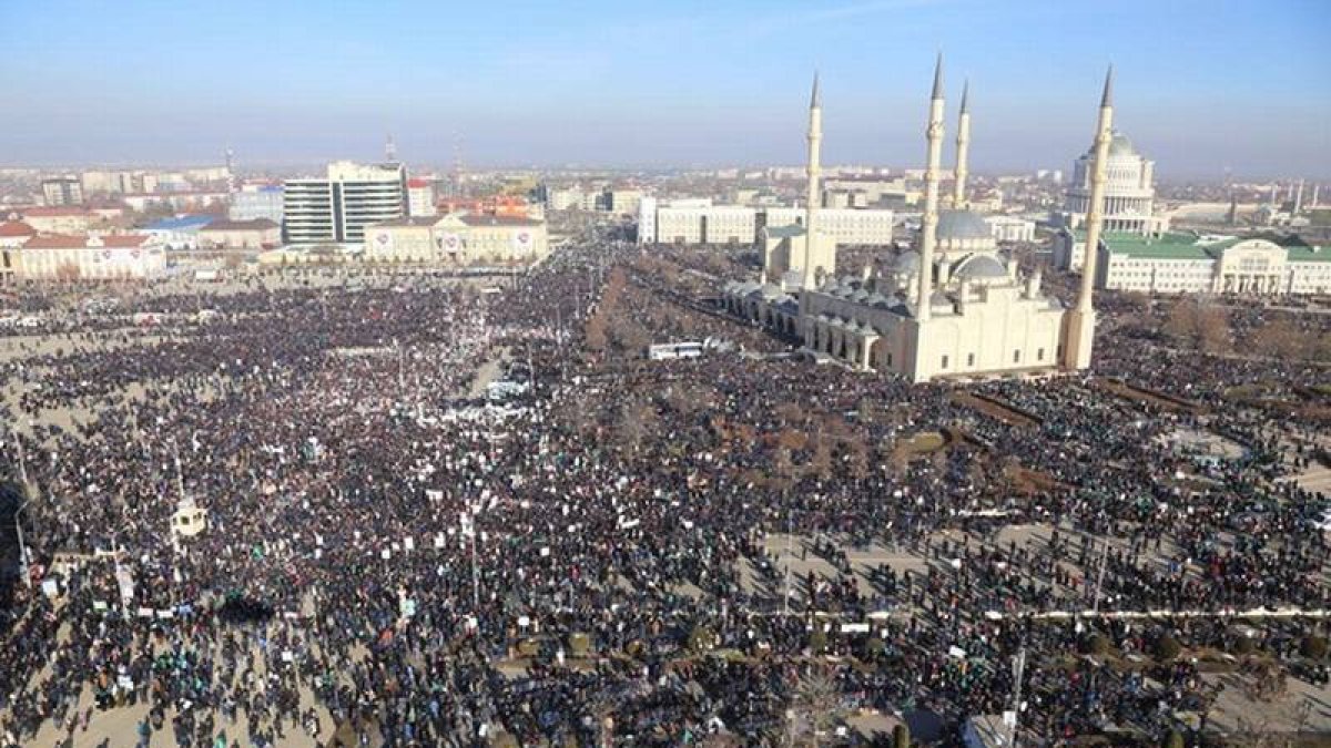 Manifestación en Grozni contra 'Charlie Hebdo'.-Foto: AP / MUSA SADULAYEV