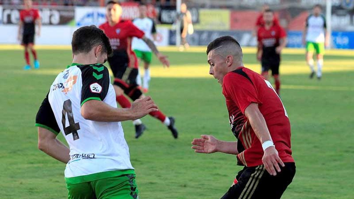 Yanis encara a un rival.-JOSÉ ESTEBAN EGURROLA