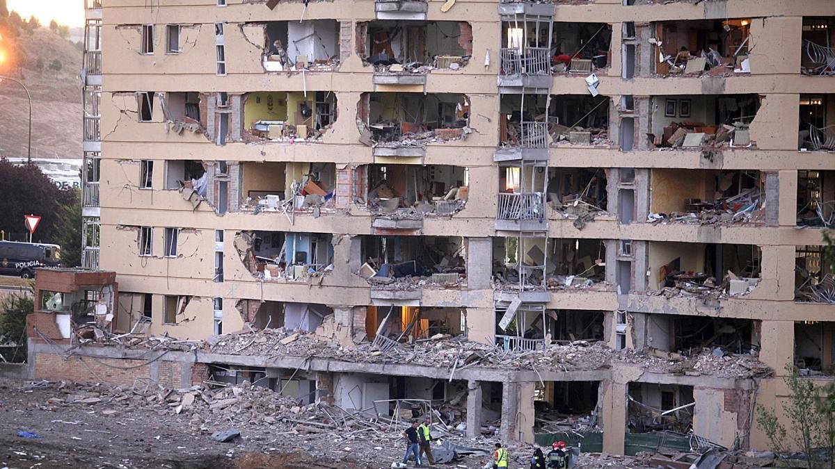 Estado en el que quedó la Casa Cuartel de la Guardia Civil tras la explosión el 29 de julio de 2009.-Israel L. Murillo