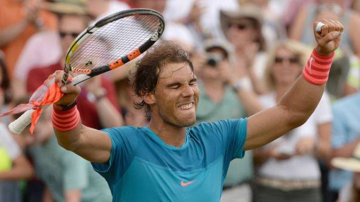 Rafael Nadal, eufórico tras ganar a Gäel Monfils y meterse en la final de Stuttgart.-Foto: AP / MARIJAN MURAT
