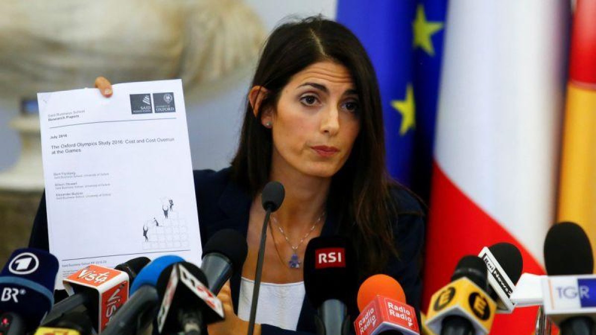 La alcaldesa de Roma, Virginia Raggi, durante una rueda de prensa.-REMO CASILLI / REUTERS