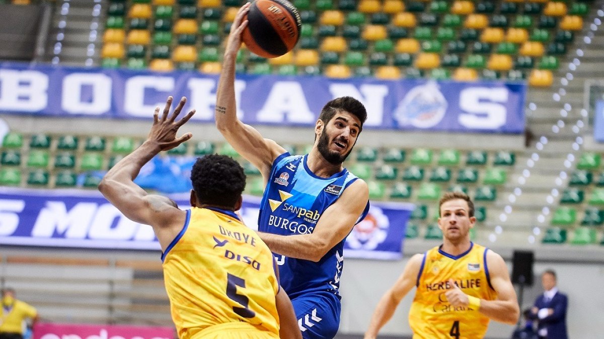 Barrera intenta doblar el balón ante Okoye, del Gran Canaria. B. B. HOJAS / SPB