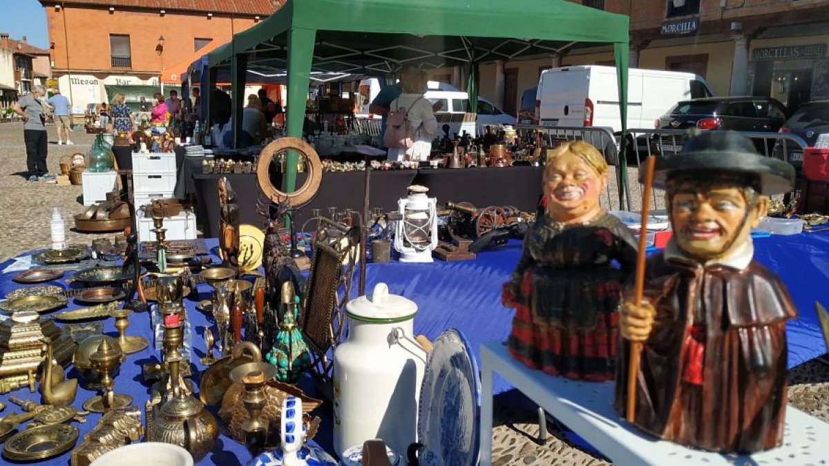 La Feria de Antigüedades de Lerma se celebra este año en la Plaza Mayor, y no dentro del Parador, por la pandemia. ECB