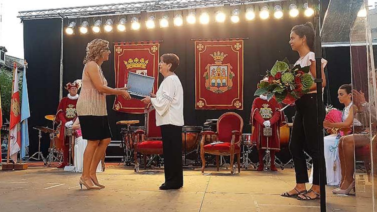 La alcaldesa de Aranda, Raquel González, reconoció el trabajo de Consuelo Nebreda al frente de la Asociación contra el Cáncer de Aranda.-L.V.