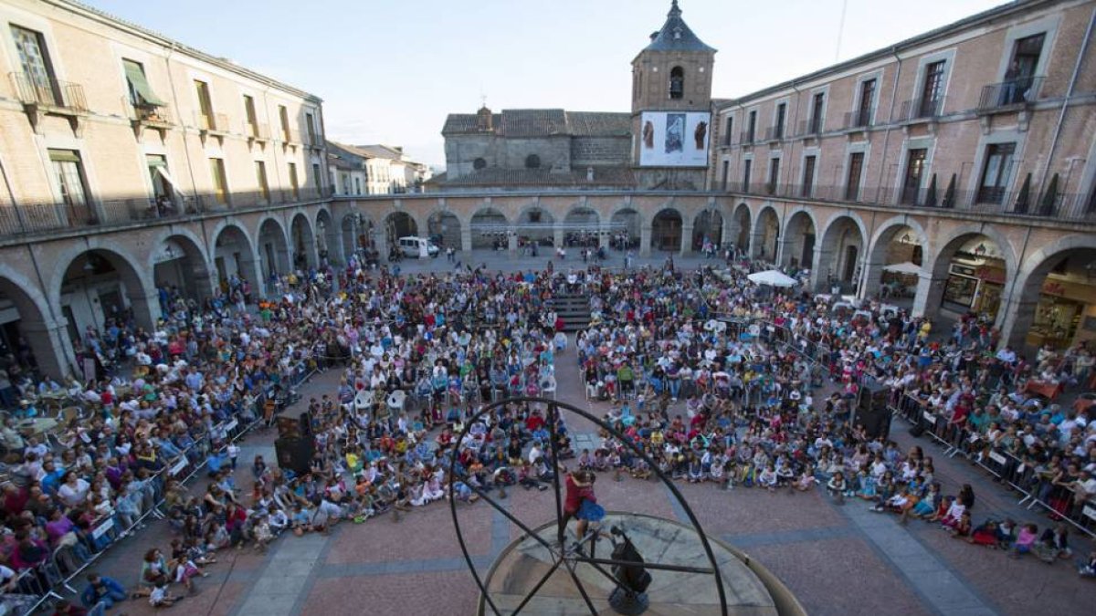 Un momento de la actuación de Cie Du Mirador con su obra ‘Okolo’ en la plaza del Mercado Chico.-ICAL