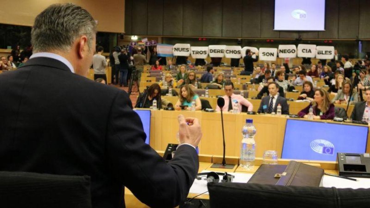 El secretario general de Vox, Javier Ortega Smith, durante la protesta de un grupo feminista en el Parlamento Europeo.-ACN