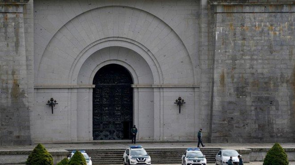 Guardia reforzada en el Valle de los Caídos: cuatro coches de la Guardia Civil ante una de las puertas de la basílica de la Santa Cruz.-JOSÉ LUIS ROCA