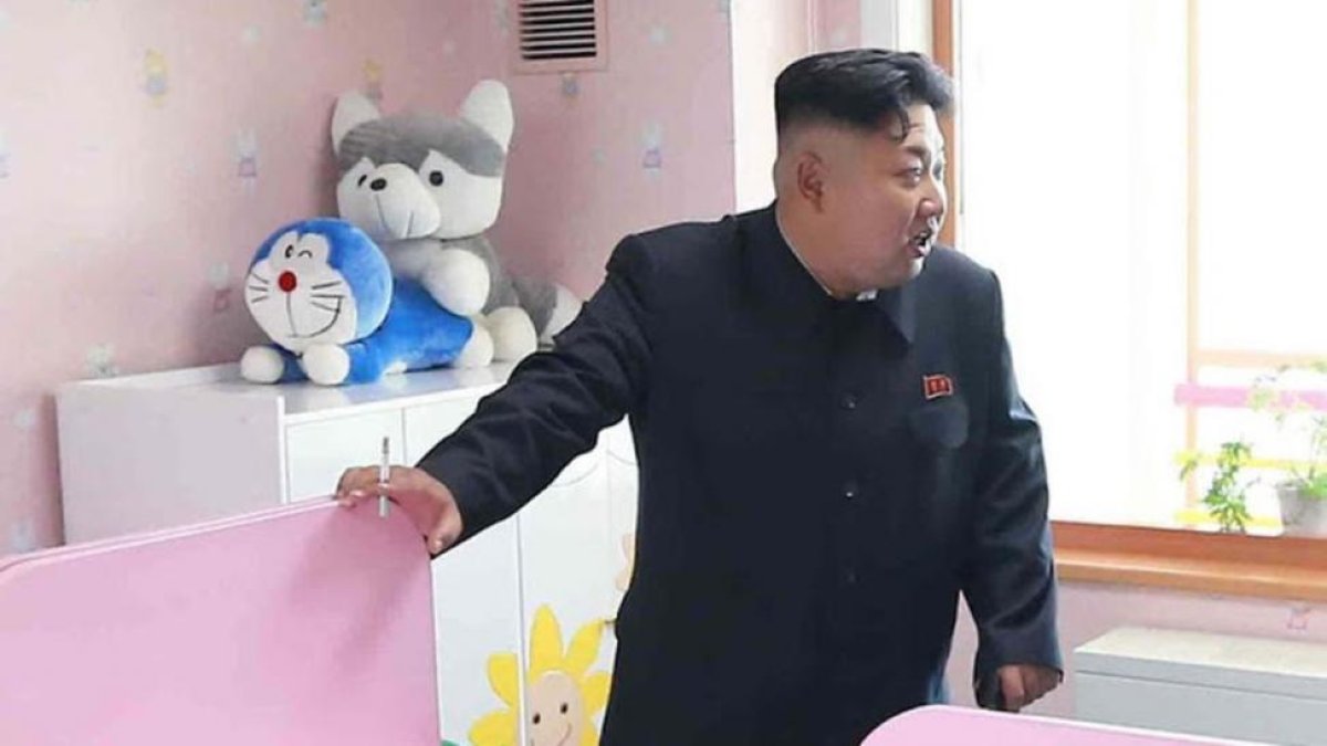 Kim Jong Un posó fumando en la visita a un orfanato en 2014.-REUTERS