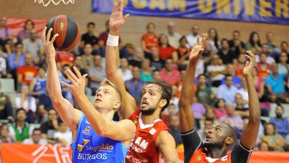 Jaramaz deja la bandeja en el aro del UCAM Murcia.-ACB PHOTO