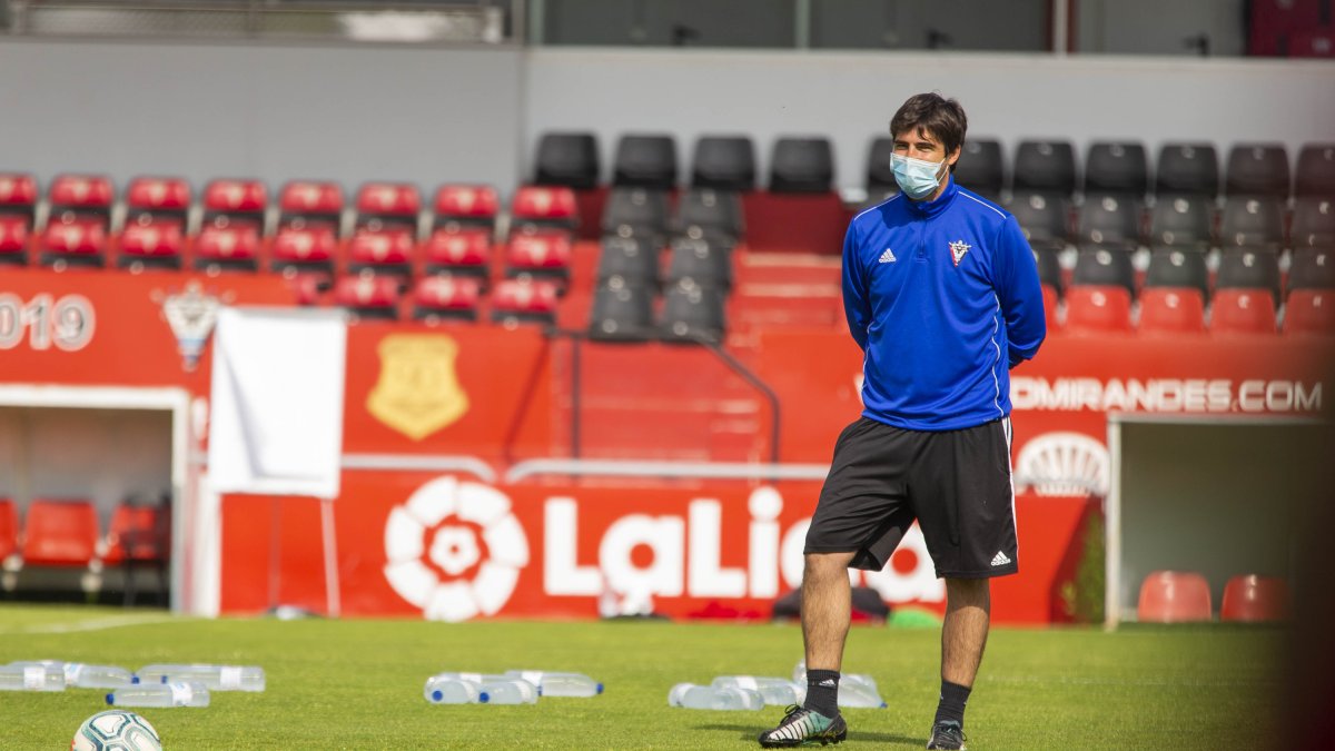 Andoni Iraola, entrenador del Mirandés. TWITTER / @CDMIRANDES