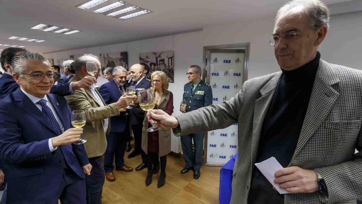 Benavente choca su copa con el delegado de la Junta durante el brindis navideño en la Casa del Empresario. SANTI OTERO