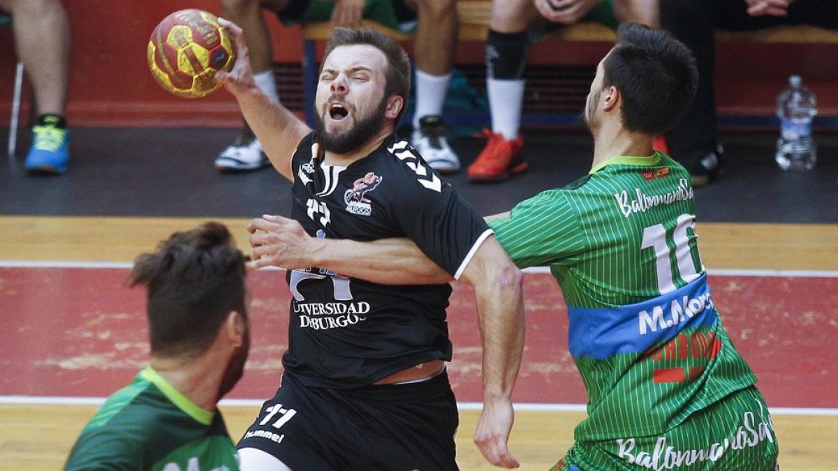 Calleja fuerza la opción ofensiva en un partido de la pasada temporada.-SANTI OTERO