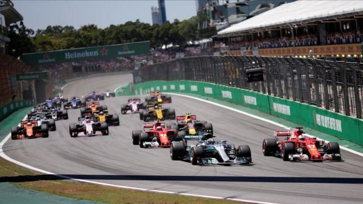 Vettel (derecha) adelanta a Bottas en la salida del GP de Brasil.-REUTERS / UESLEI MARCELINO