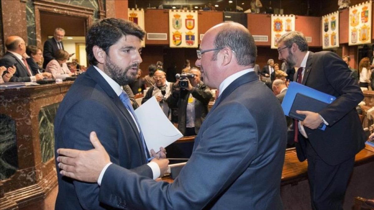Fernando López Miras (izquierda) saluda a Pedro Antonio Sánchez en la Asamblea de Murcia.-EFE / MARCIAL GUILLÉN