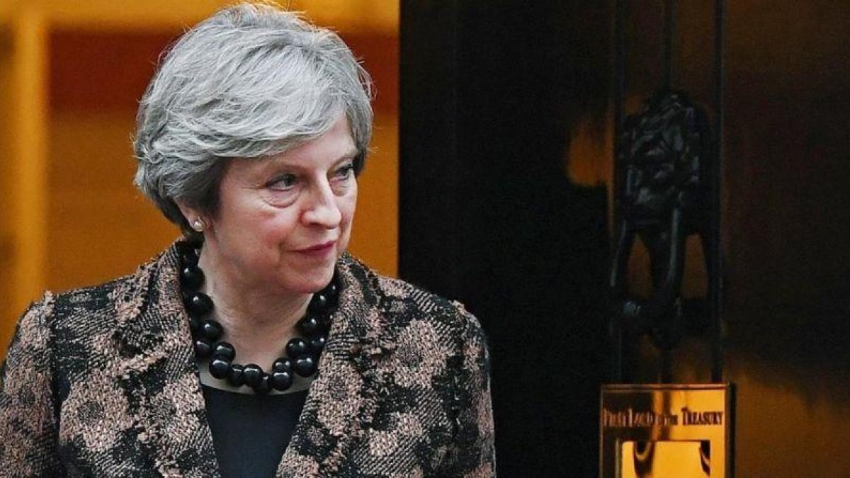 La primera ministra britanica, Theresa May, mientras espera la llegada del presidente de Ghana, Nana Addo Dankwa Akufo-Addo.-ANDY RAIN / EFE