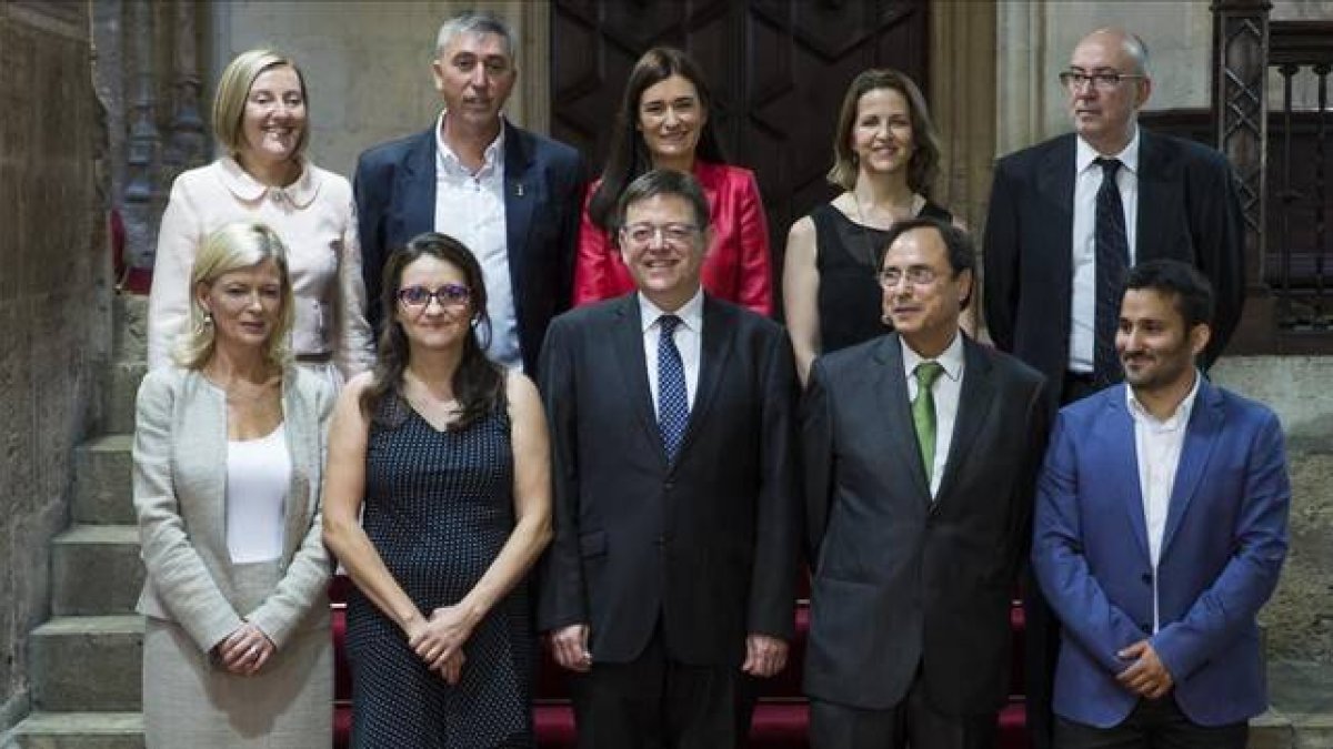 Foto de familia del Ejecutivo valenciano, este martes, en el Palau de la Generalitat.-Foto: MIGUEL LORENZO