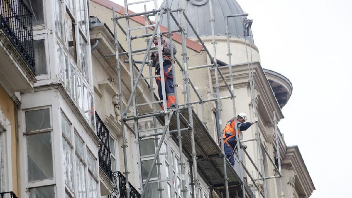 Imagen de dos obreros en una obra en la capital.-SERGIO ISAR