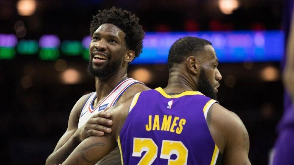 Lebron James, la gran figura de la NBA, junto a Joel Embiid, uno de las estrellas emergentes con la que estará en Charlotte.-BILL STREICHER (USATODAY SPORTS)