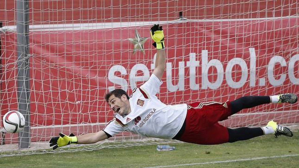 Iker Casillas, durante un entrenamiento con la selección para preparar el partido amistoso contra Costa Rica y el oficial contra Bielorrusia.-Foto:   EFE / ALBERTO MARTÍN