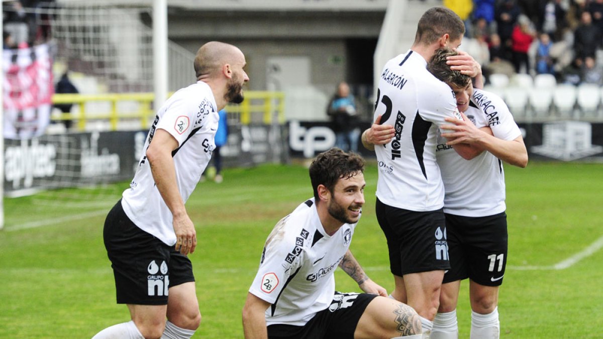 Los jugadores del Burgos CF festejan el segundo gol.